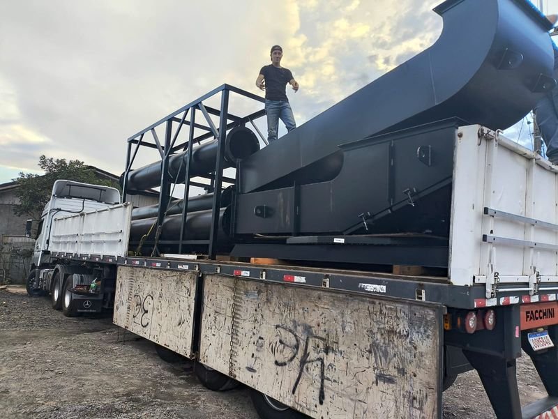 Equipamento pesado carregado para transporte