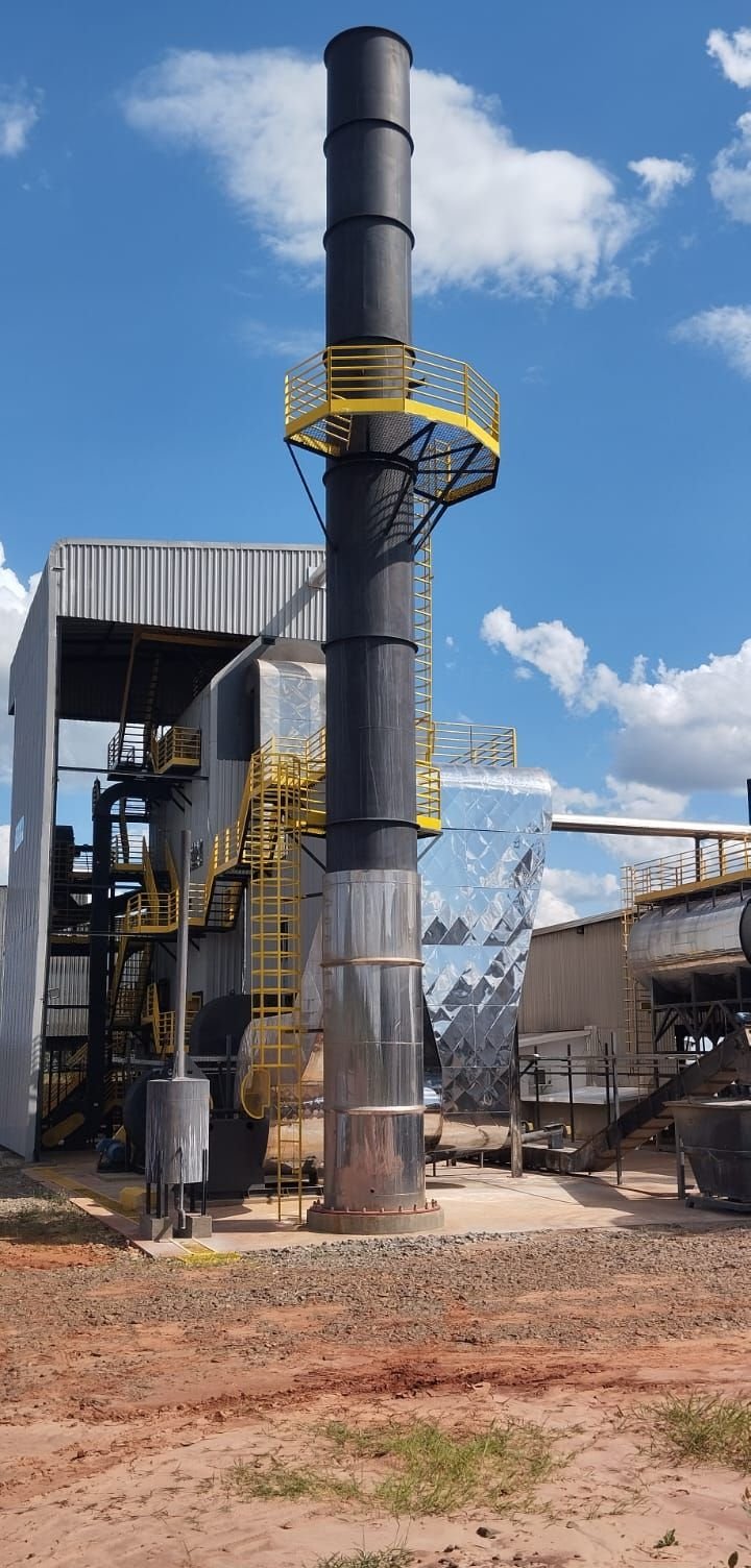 Chaminé de uma planta industrial com plataforma de acesso amarela